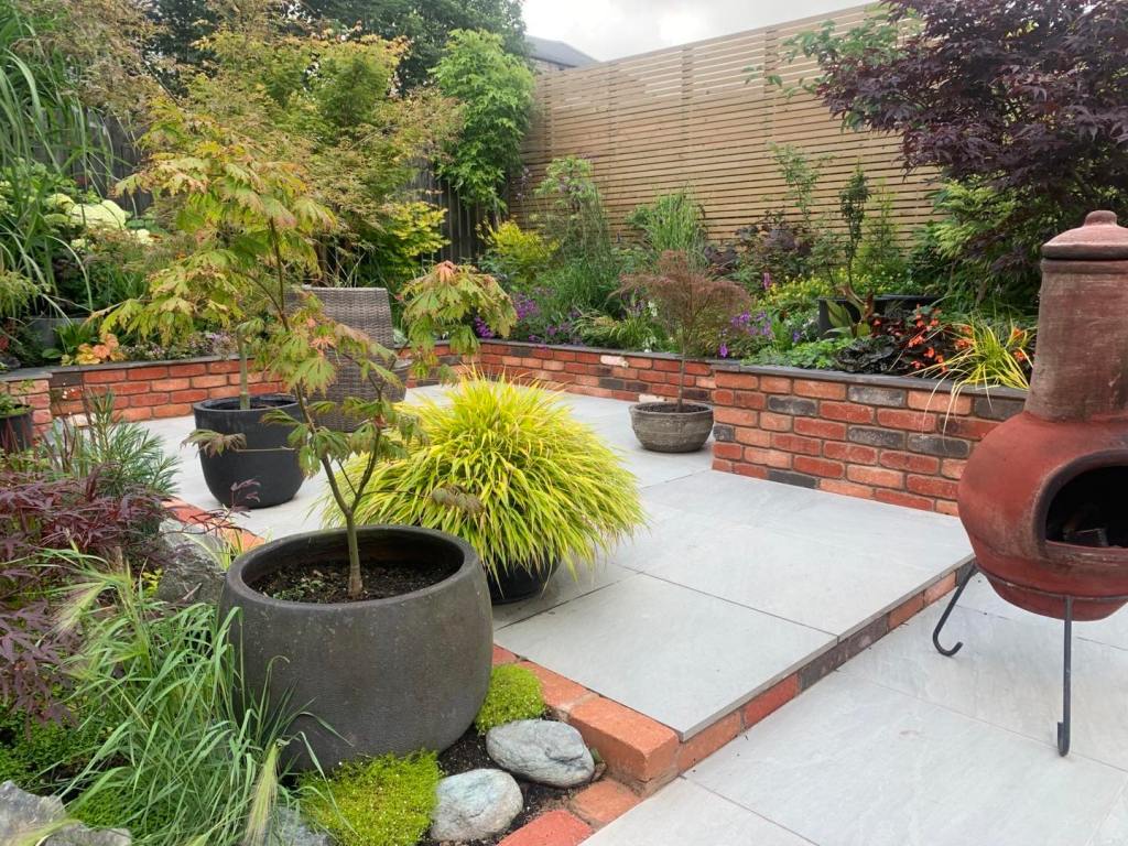 This shows an image of a garden maintenance project completed by Pantanal Garden Services, along with a description of the work they do.